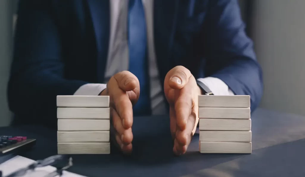 homem dividindo pedaços de madeira, representando uma Cisão de empresas